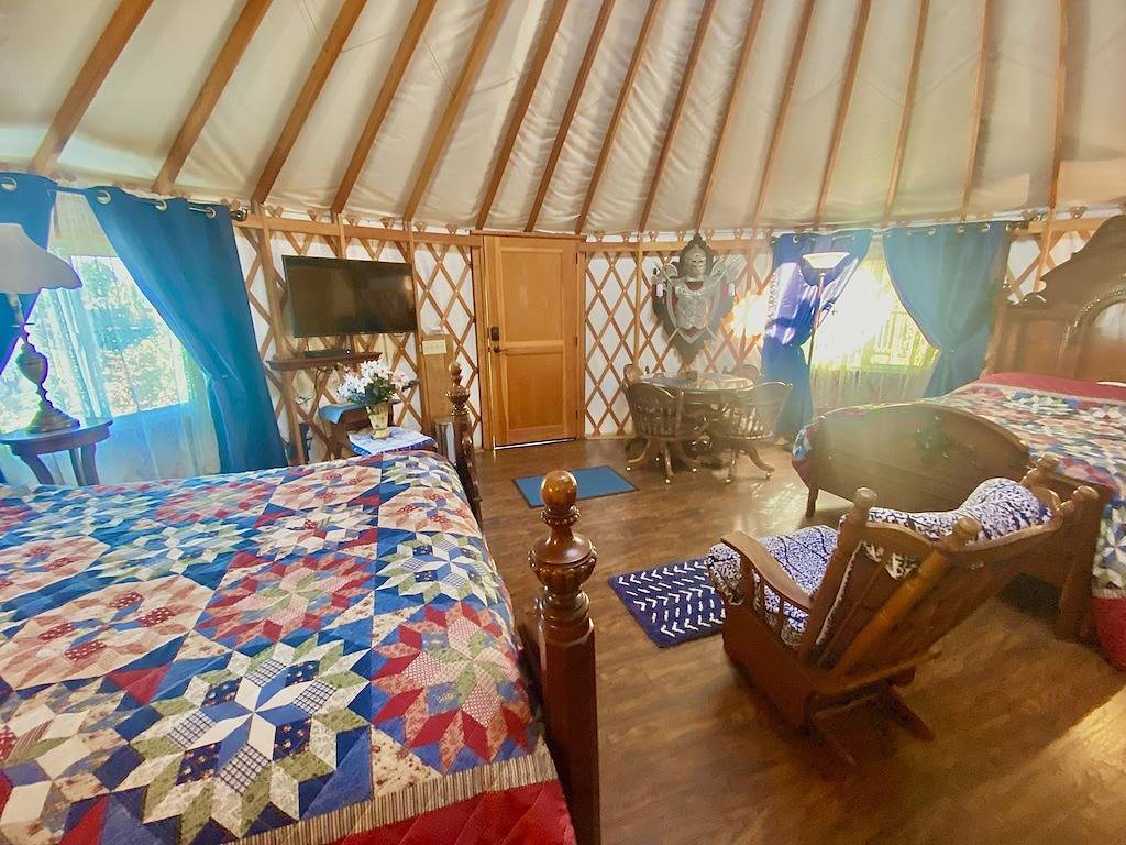 \"Camelot\" ist ein Themen-Yurt als Teil eines ursprünglichen Yurtel Bett und Frühstück. in Lane County