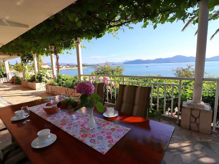 Gîte pour 4 personnes, avec terrasse, adapté aux familles à Drače - 2