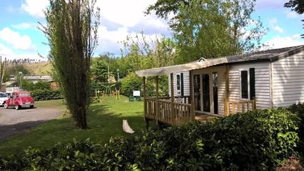 Camping pour 4 personnes, avec terrasse et piscine en Dordogne
