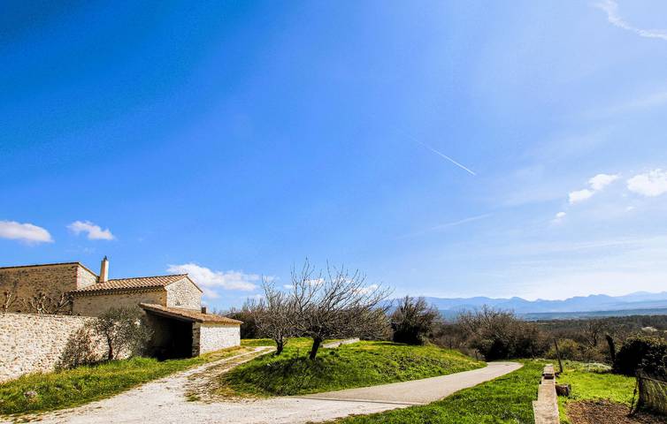 Location de vacances pour 5 personnes, avec jardin ainsi que piscine et terrasse à Salles-sous-Bois - 2