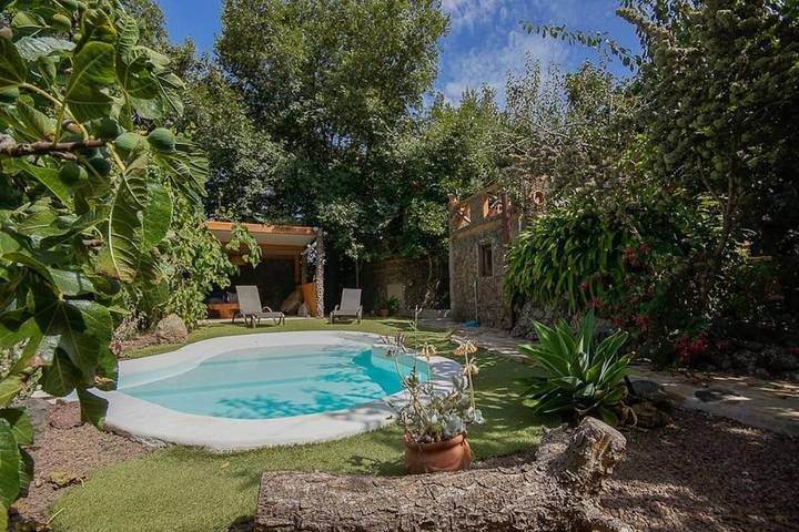 Casa de vacaciones para 4 personas, con piscina además de vistas y jardín en Valleseco