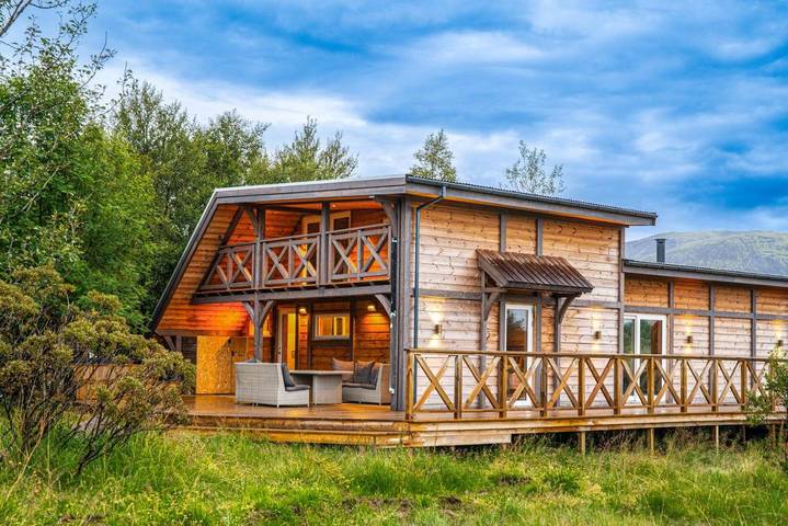 Vakantiehuis voor 13 personen, with terras and uitzicht op het meer as well as uitzicht op IJsland