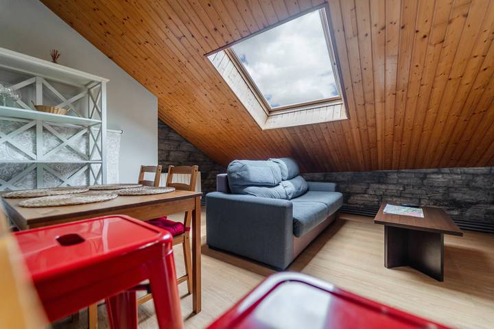 Ganzes Studio, Einzimmerapartment 'Altuzarra 1' mit Bergblick, privater Terrasse und Wlan in Ezcaray, Valdezcaray