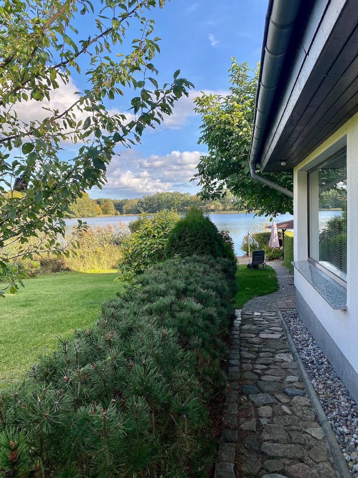Ferienhaus in exklusiver Lage direkt am See mit eigenem Privatstrand, Steg und einem Boot in Godern, Pinnow