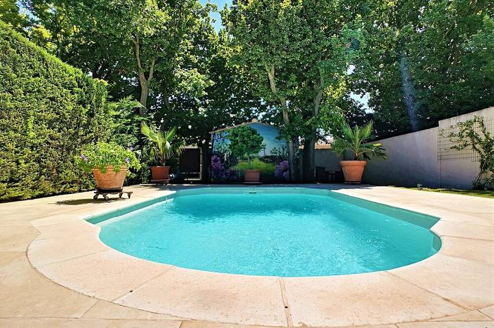 Location de vacances pour 2 personnes, avec terrasse et jardin à Mollégès