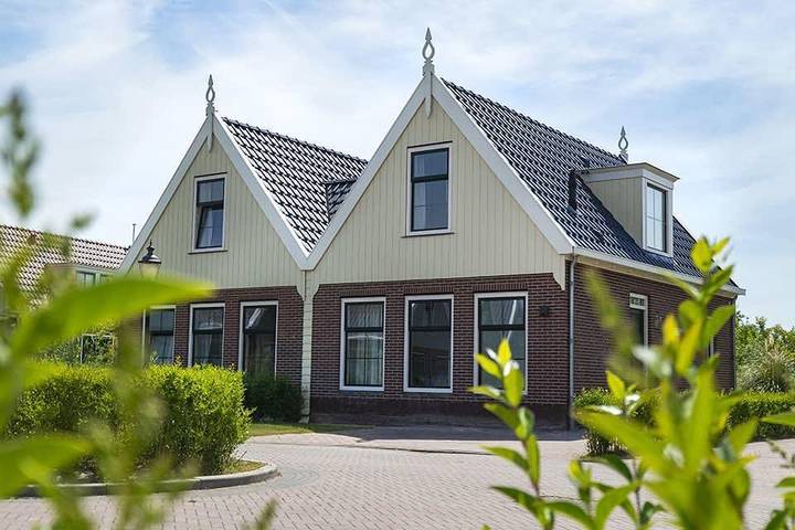 Vakantiehuis voor 12 personen, with Balkon/Terras and Terras as well as Tuin and Sauna in Waterland