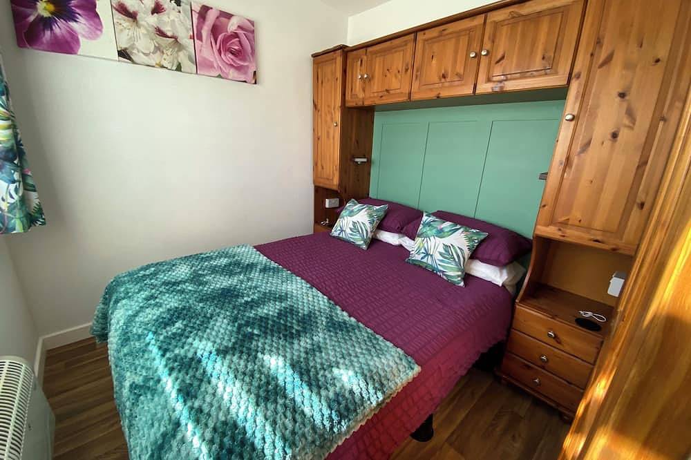 Dog Friendly Holiday Chalet close to the Beach Bar & Restaurant on-site in Mablethorpe, Lincolnshire
