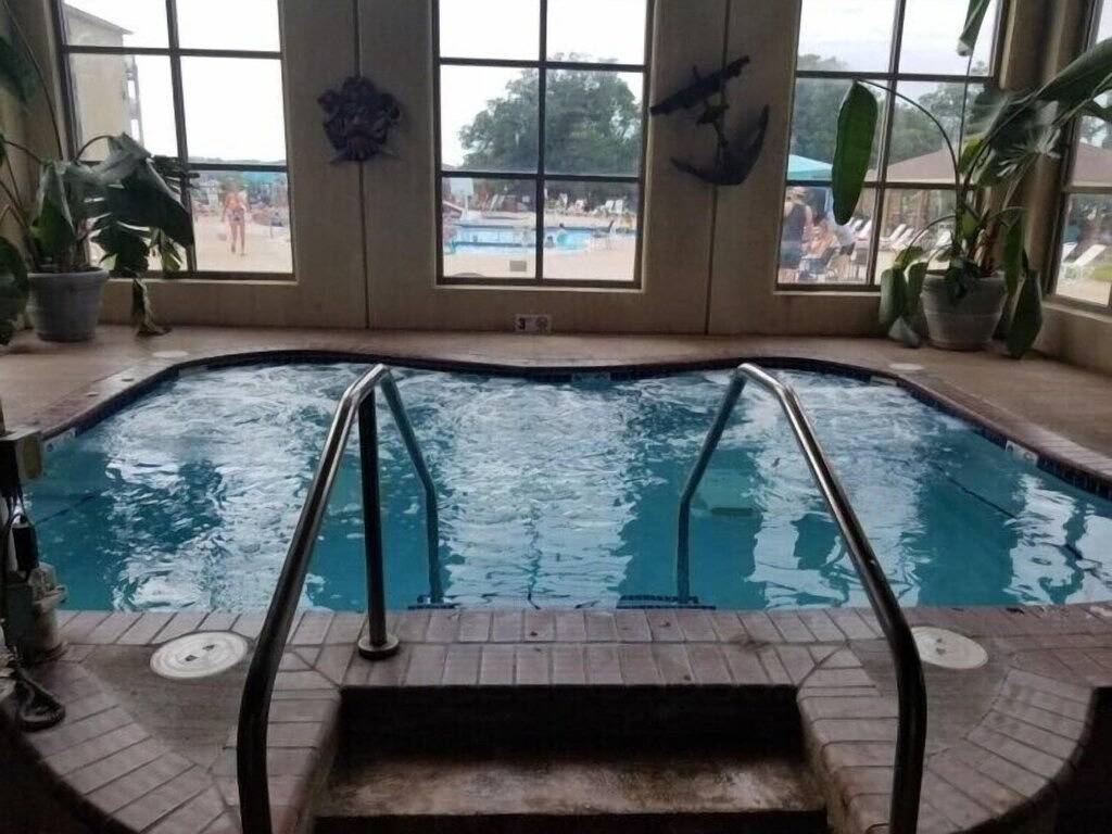 Ganze Wohnung, Lake view condo! Updated unit with 8 beds and 6 waterpark passes at Bridges Bay. in Dickinson County