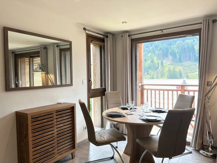 Ganze Wohnung, Modernes Apartment gegenüber den Pisten - Balkon, 1,3 km vom Zentrum entfernt, 4 Schlafplätze in Les Gets, Les Portes du Soleil