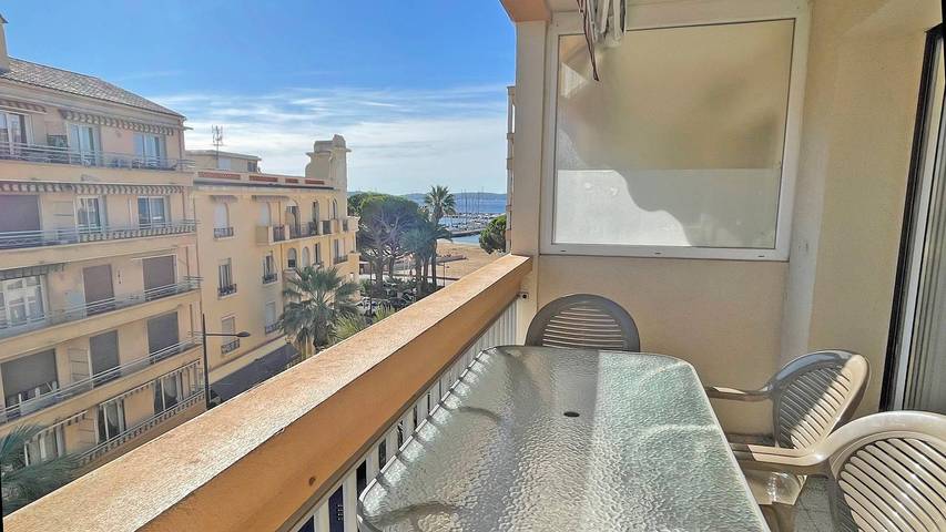 Gîte pour 6 personnes, avec terrasse, adapté aux familles dans Casino De Sainte Maxime