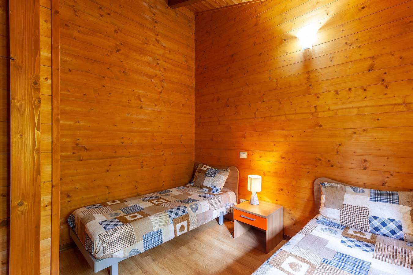Chalet 'Mirtillo' – Villaggio Anemone mit Bergblick und privater Terrasse in Sillano, Giuncugnano