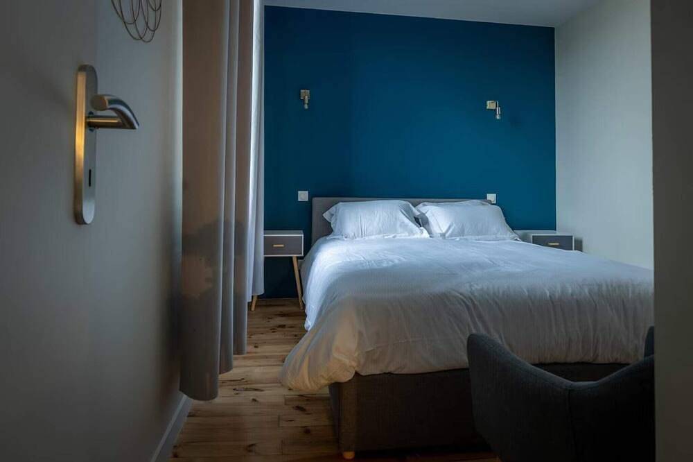 Entire apartment, 2-person air-conditioned 1-bedroom apartment near Aïga Resort Puy de Pariou 200 in Châtel-Guyon, Volcans d'Auvergne Regional Nature Park