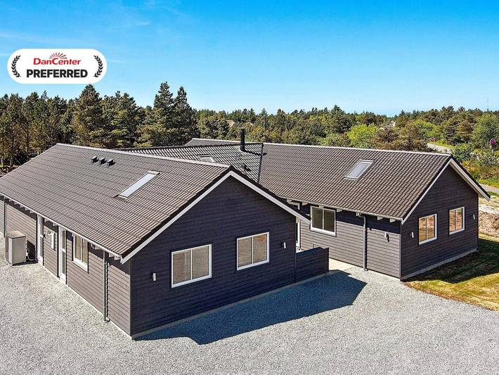 Feriehus for 16 personer, med badebasseng og terrasse, barnevennlig i Blåvand