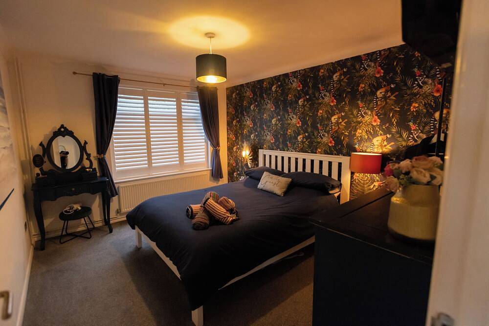 Quirky bungalow on coastal walk with distant sea views. Fully secure garden. in Herne Bay, Kent