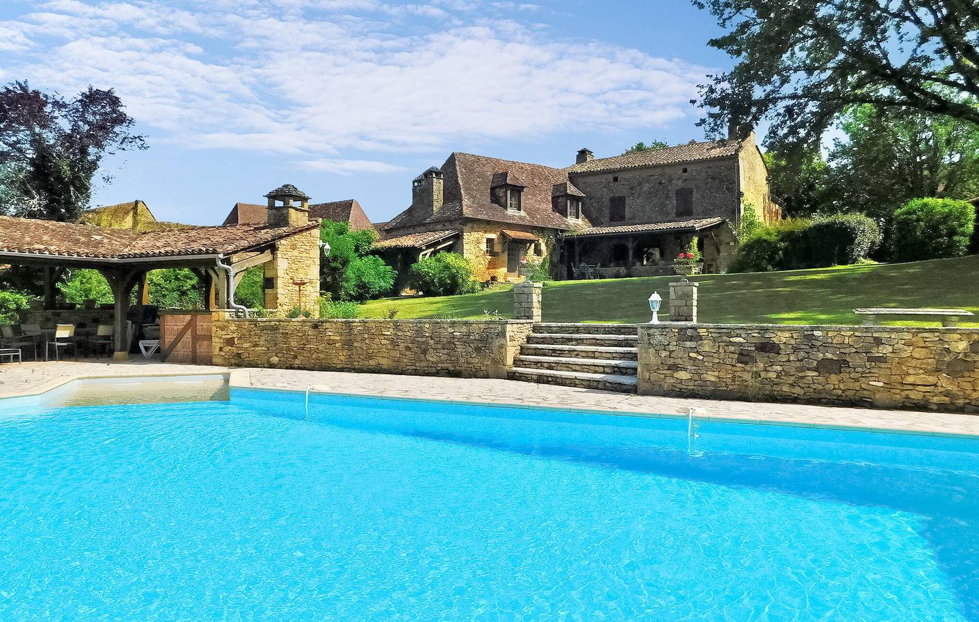 Appartement spacieux de 200m2 avec parking, piscine et Internet in Urval, Périgord Pourpre