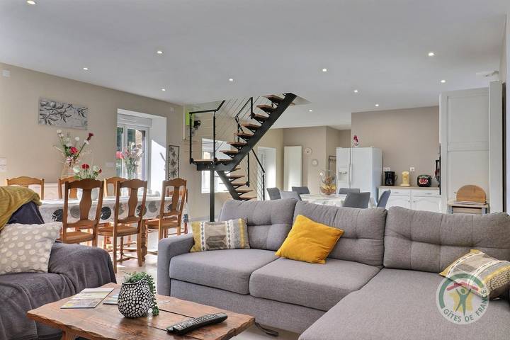 Gîte pour 13 personnes, avec Terrasse ainsi que Jardin et Vue