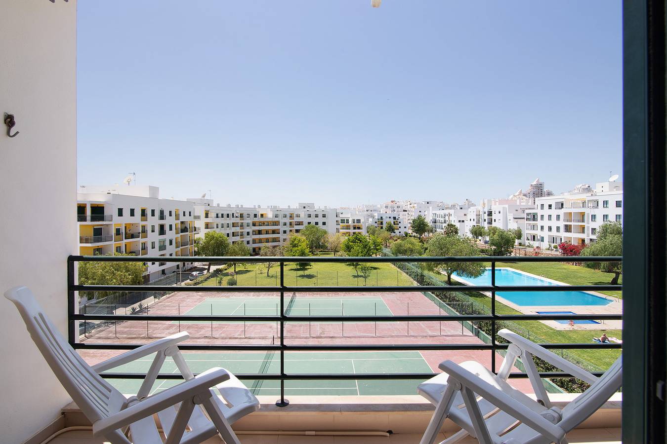 Entire apartment, Apartment 'Vila Armação de Pêra' with Shared Pool, Wi-Fi and Air Conditioning in Armação de Pêra (costa), Armação de Pera