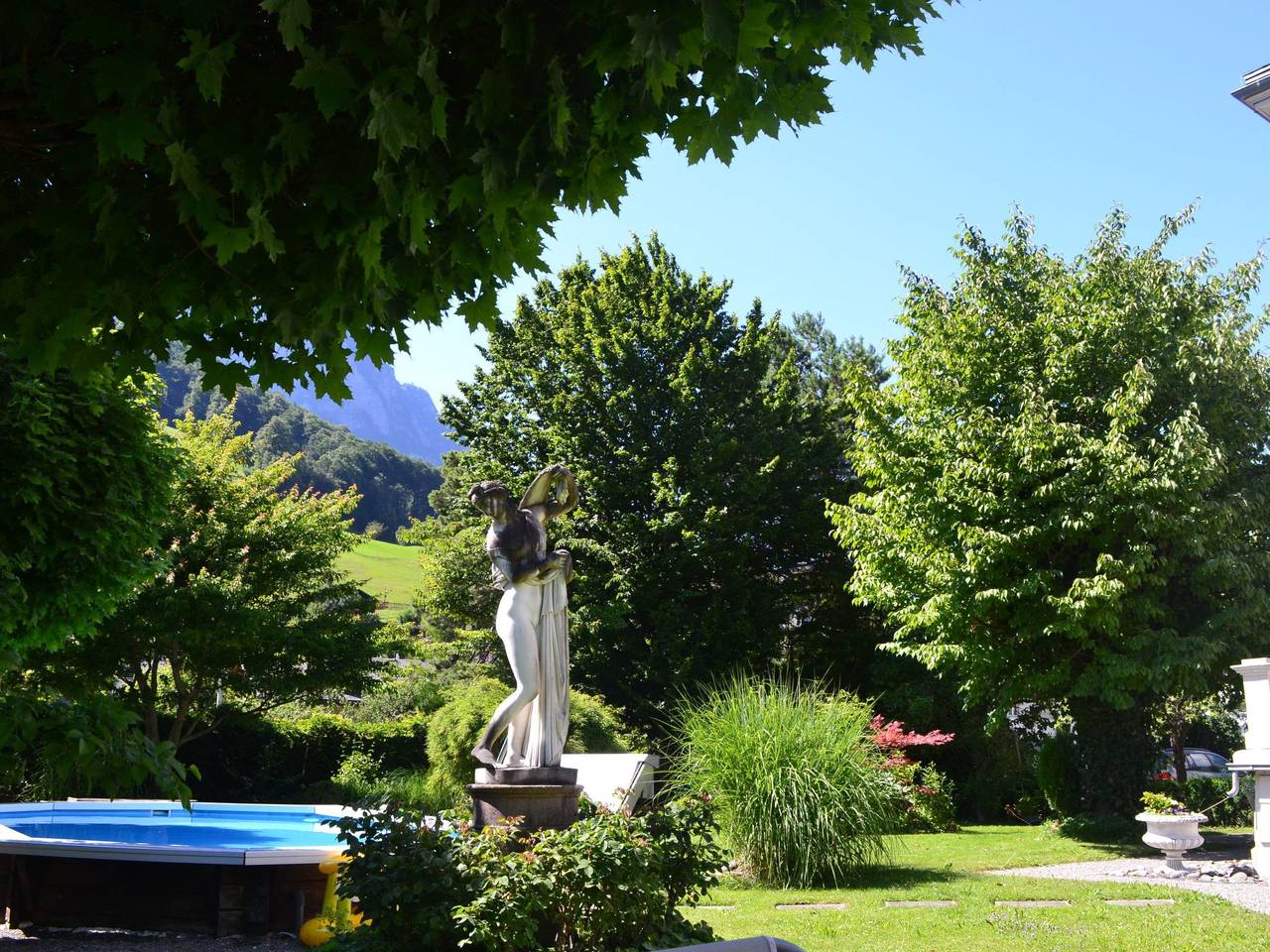 Ganze Wohnung, Weisse Villa in Mitlödi, Glarus Süd