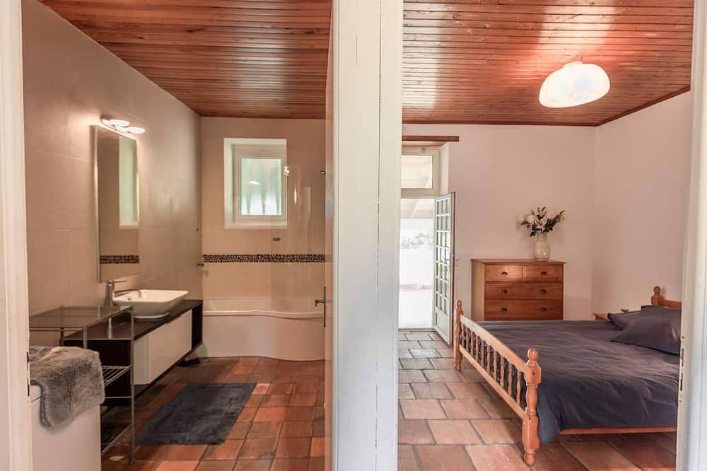 Holiday home in Gironde with a private pool in Léogeats, Langon region