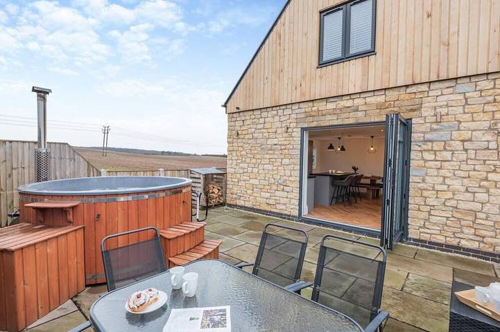 Glamping for 8 people, with garden and hot tub, with pets in Nottinghamshire