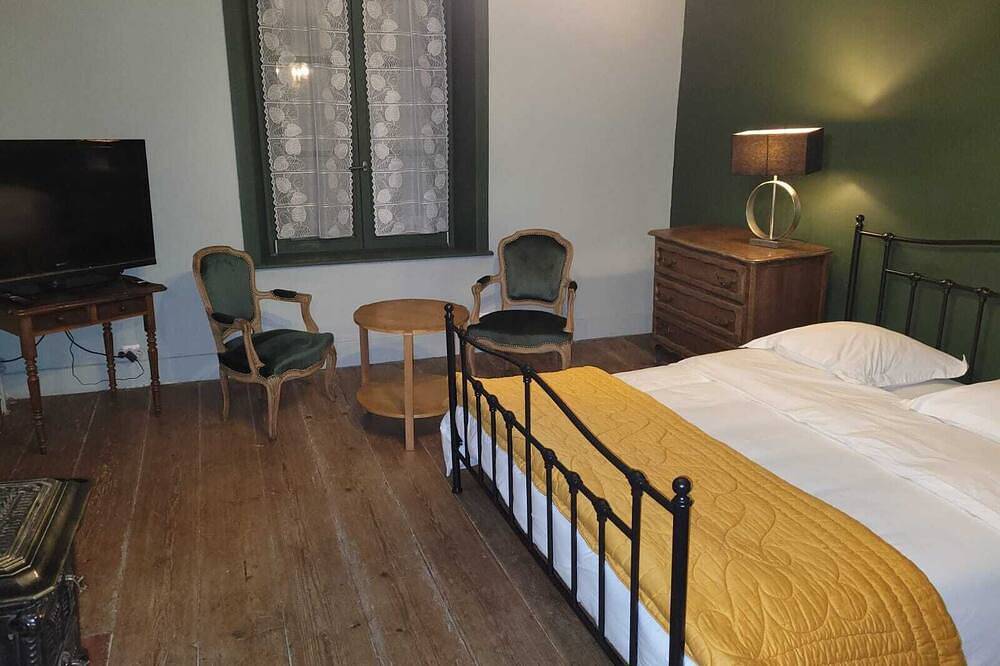 Chambre d'hôtes des Marchands in an old village hotel dating from 1934 in Monthureux-sur-Saône, Neufchateau