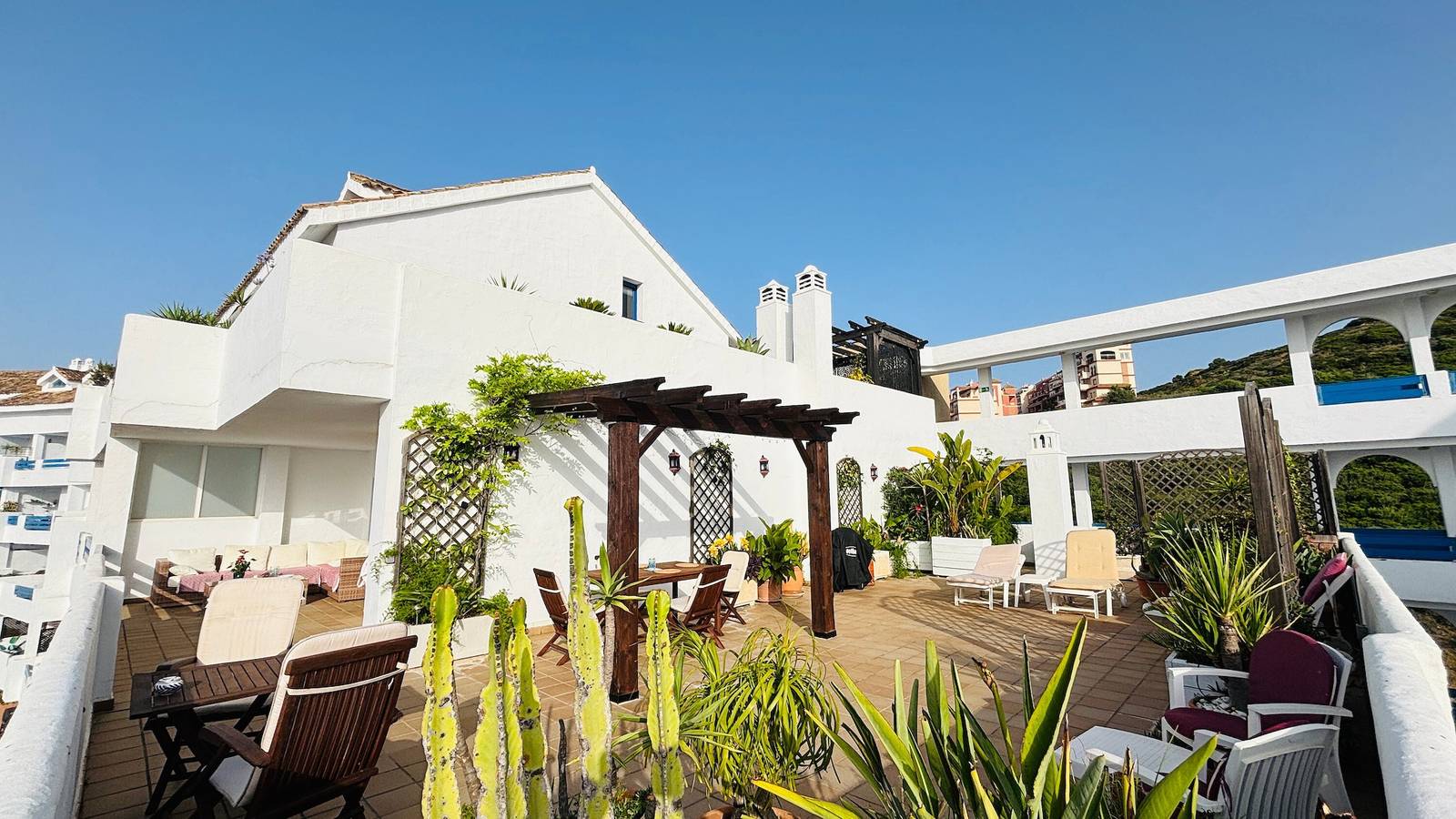 Apartamento entero, Apartamento 'La Terraza del Mar' con vistas al mar, Wi-Fi y aire acondicionado in Duquesa Regent, Manilva