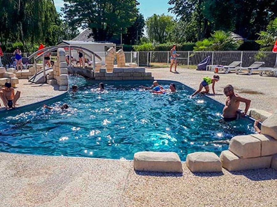 Flower Camping  Les Granges - Mobilhome 4 personnes - Pmr Confort 34 m² (2 chambres) + terrasse couverte in Luynes, Région de Tours