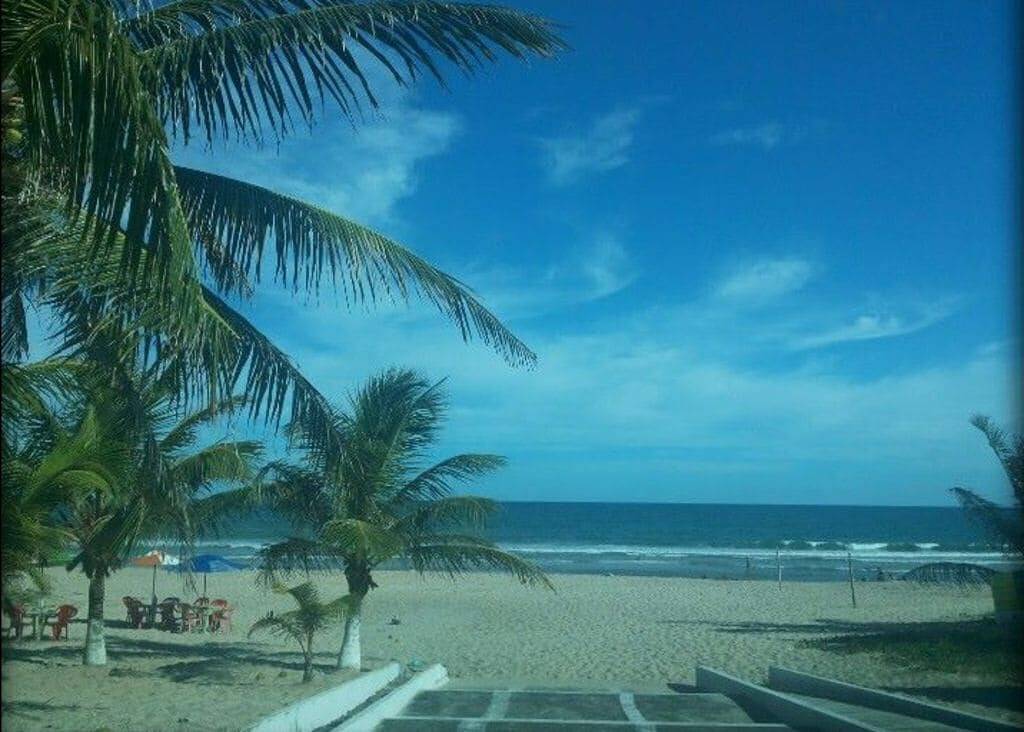 Gemütliches und charmantes Haus mit Pool und Garten in einer Wohnanlage direkt am Meer! in Camaçari, Linha Verde