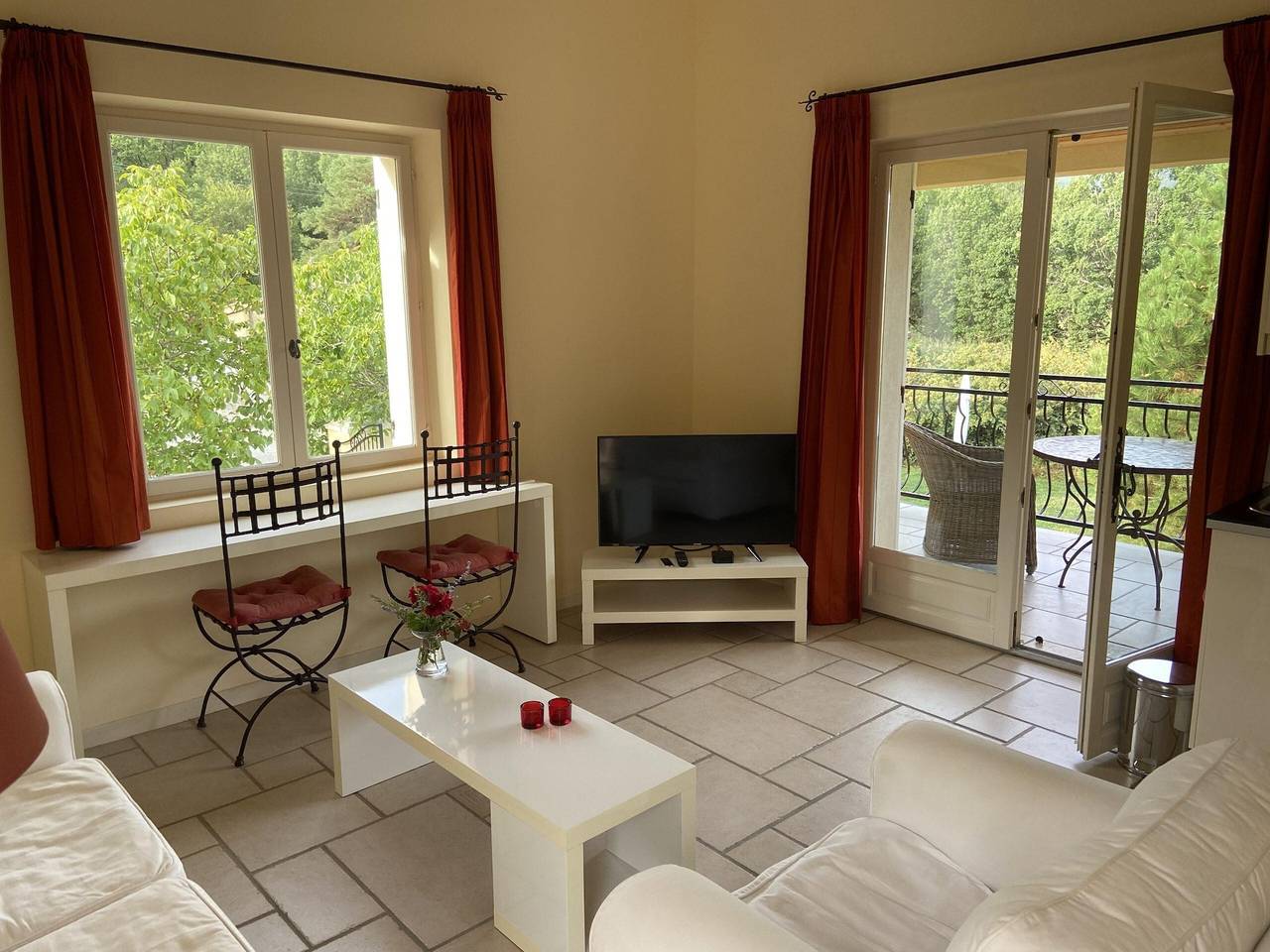 Ganze Wohnung, Apartment „Villafleury“ mit privater Terrasse, Balkon und Wlan in Montbrun-les-Bains, Nyons und Umgebung