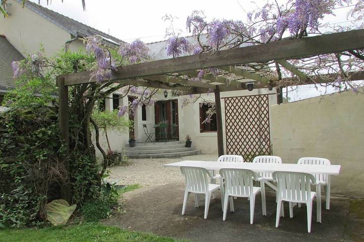 Location de vacances pour 12 personnes, avec terrasse à Denée