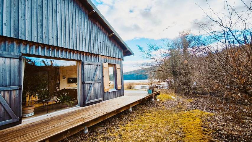 Gîte pour 5 personnes, avec vue sur le lac ainsi que terrasse et vue à Châtelneuf