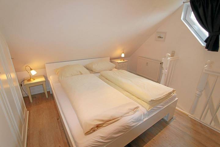 Ganze Wohnung, Hell eingerichtete, strandnahe Zwei-Zimmer-Ferienwohnung auf zwei Ebenen in Nordfriesische Inseln (Schleswig-Holstein) (Schleswig-Holstein), Wenningstedt
