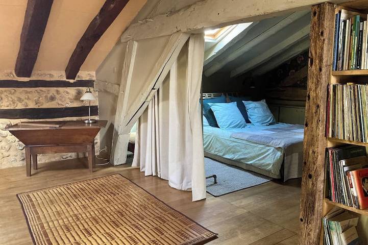 Gite atypique en Dordogne-Périgord, au calme, avec piscine et une belle vue in Manzac-sur-Vern, Périgord Blanc
