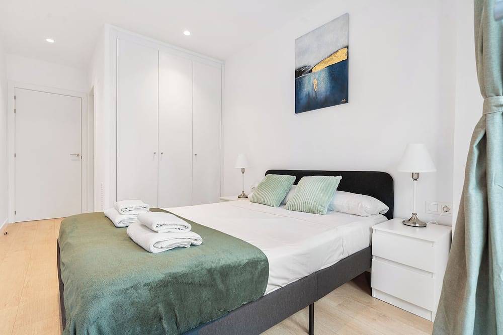 Entire apartment, Modern Diagonal Mar Oasis: 2Br Apartment with Pools & Parking in Barcelona, Barcelonès
