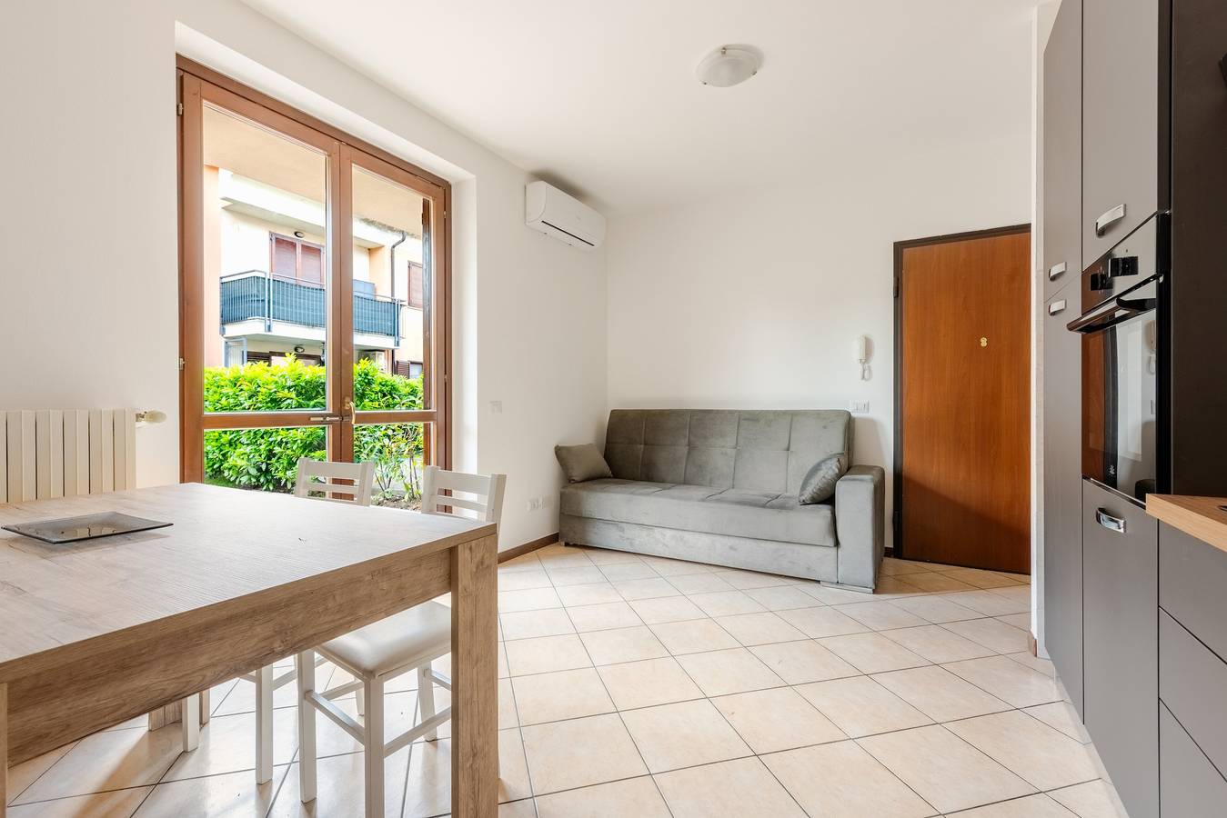 Ferienhaus 'Bilocale mit Garten' mit Klimaanlage in Castelnuovo del Garda, Gardasee-Berge
