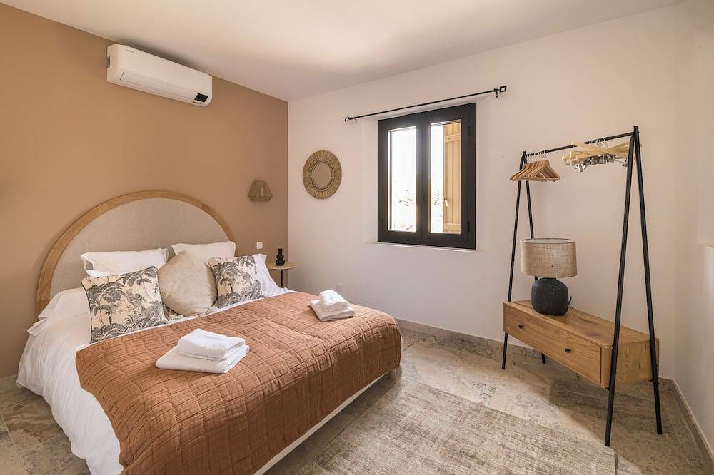 Villa with pool in the Lourmarin countryside in Cadenet, Parc naturel régional du Luberon