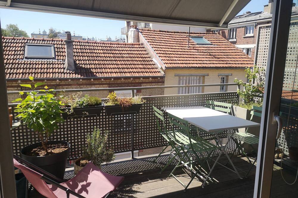 Entire apartment, Quiet duplex terrace apartment 10 minutes from Paris by bike in Vanves, Hauts-de-Seine