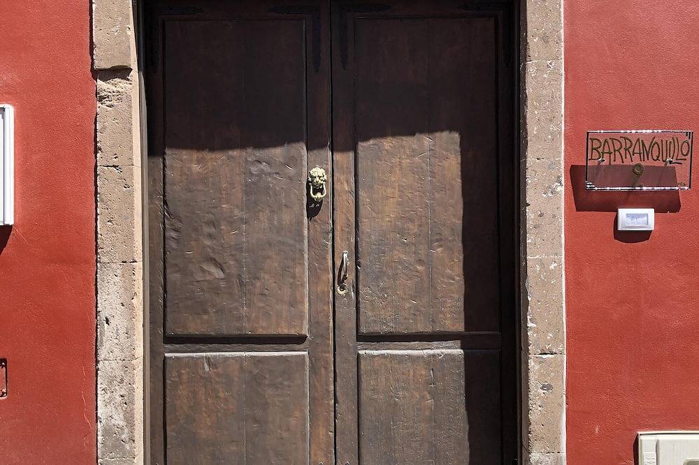 Ganze Wohnung, Dorfshaus komplett renoviert 4 Appartements mit Innenhof in Arico Viejo. B in Arico Viejo, Arico