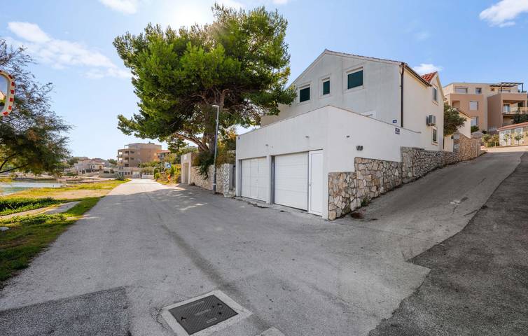 Ganze Ferienwohnung, Apartment am Meer mit Terrasse, Klimaanlage und Parkplatz in Betina, Tisno