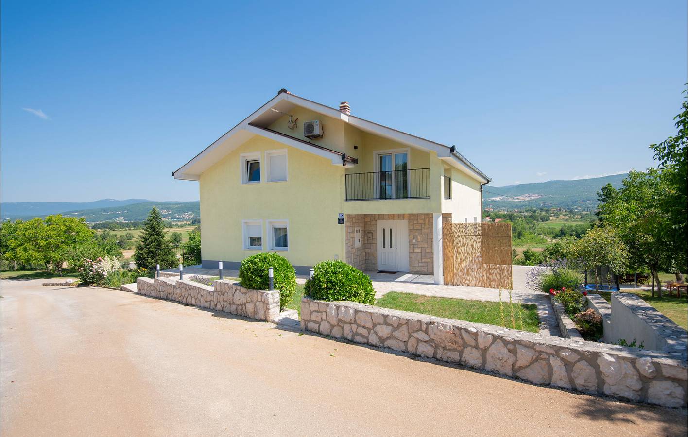 Reizende 2-Zimmer-Wohnung mit Pool, WLAN und Terrasse in der Nähe des Flusses Ričina in Imotski, Makarska Riviera