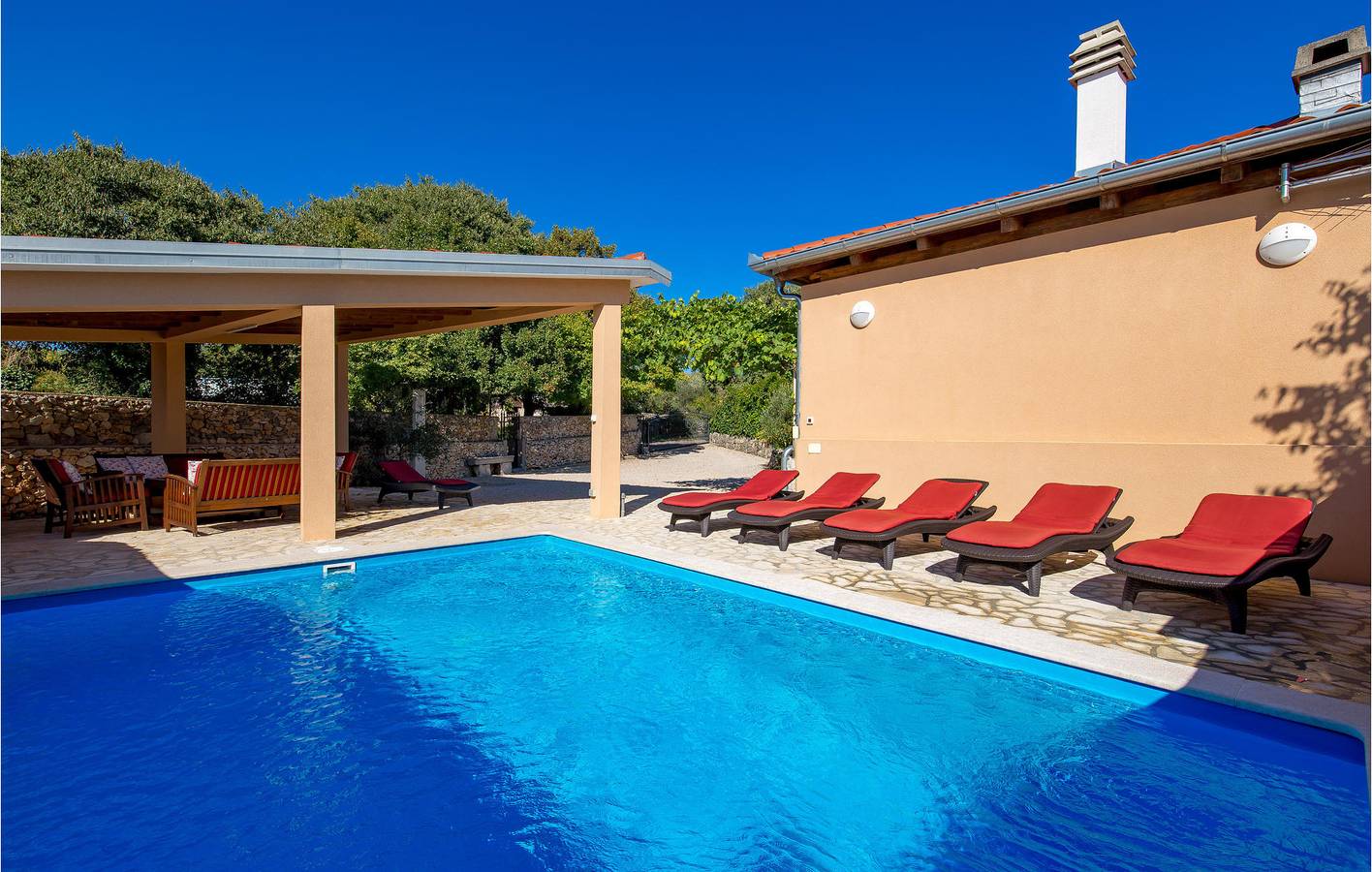 Geräumige Ferienwohnung mit Pool und Terrasse, 2,5 km vom Stadtzentrum von Kras entfernt in Garica, Krk