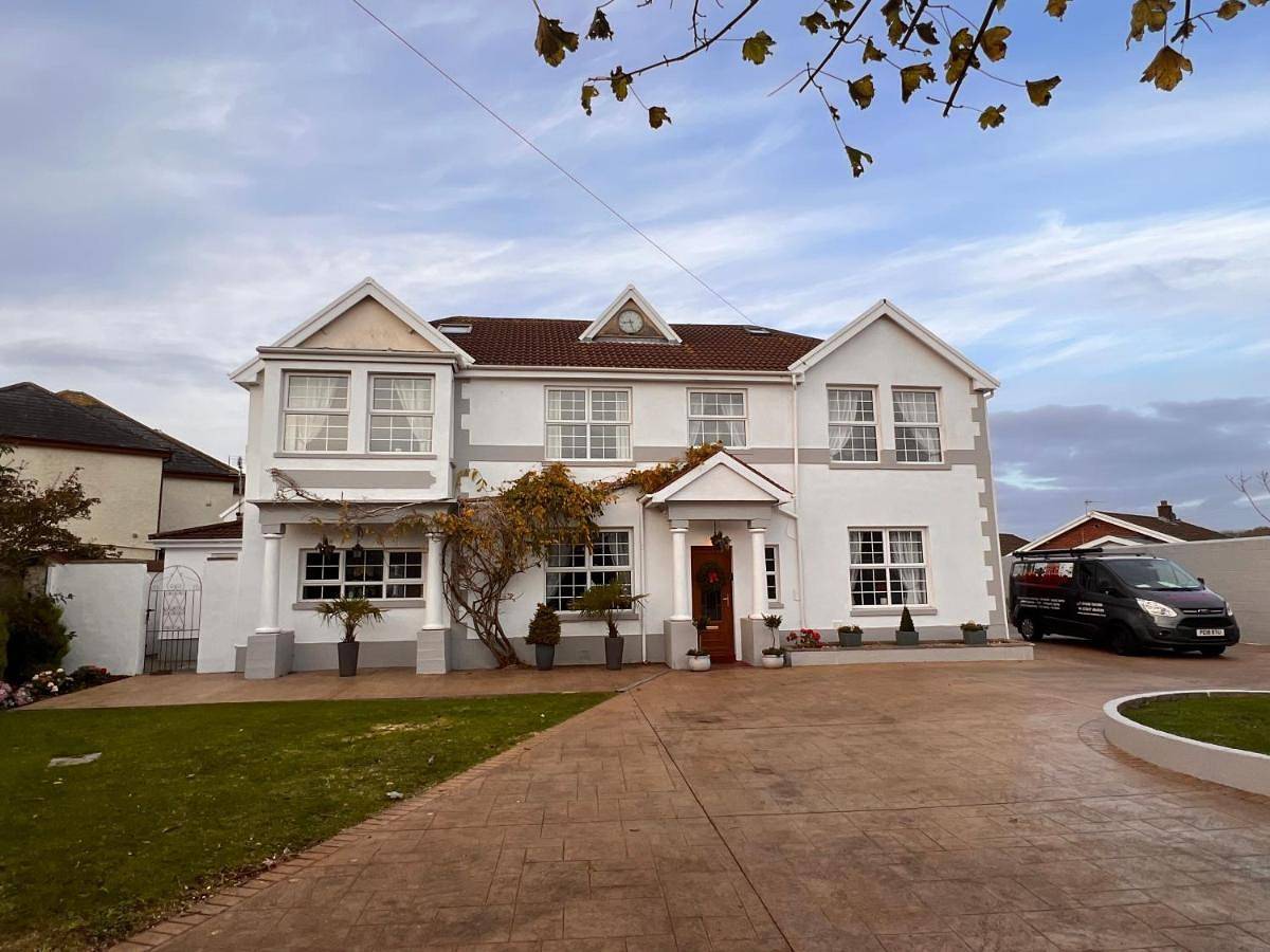 Seven-Bedroom House in Porthcawl, Bridgend region