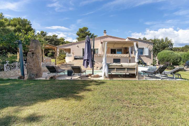 Vakantiehuis voor 8 personen, met Whirlpool en Tuin in Porto-Vecchio