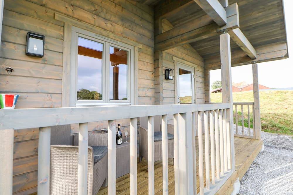 Otters Holt, pet friendly, with hot tub in Staindrop in County Durham