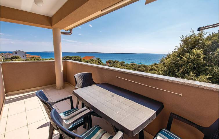 Ganze Ferienwohnung, Apartment mit Meerblick, Terrasse, Parkplatz und WLAN, 700 m vom Strand entfernt in Mandre, Pag