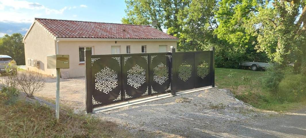 Location de vacances pour 6 personnes, avec vue ainsi que piscine et jardin à Puycelsi - 4