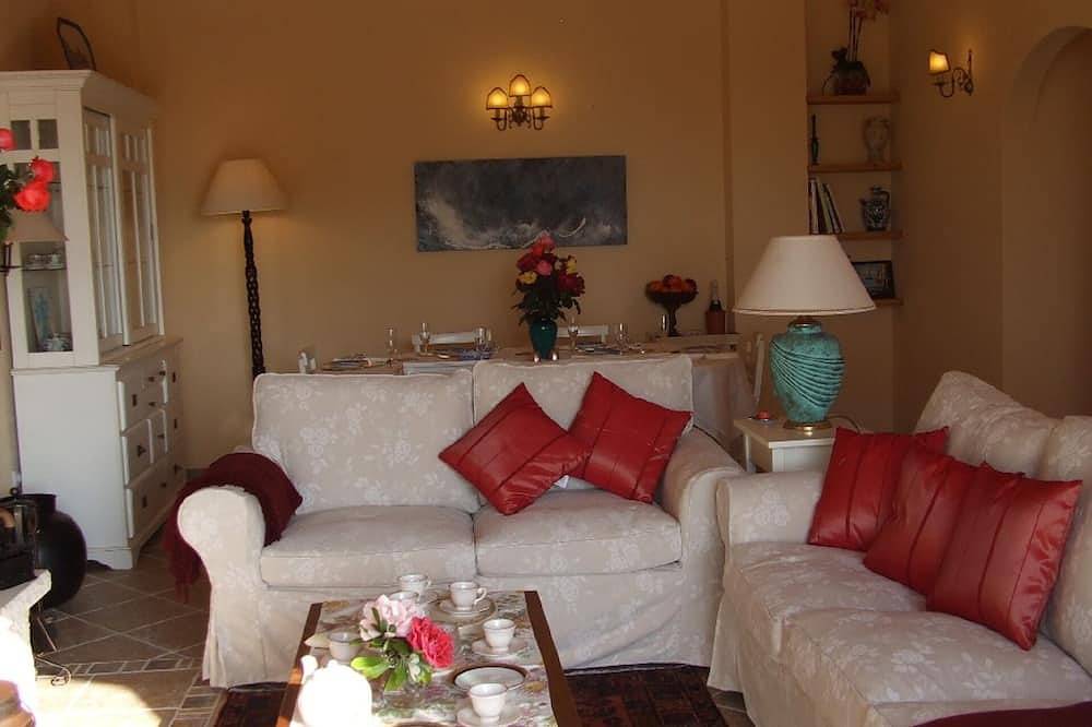 Beautiful house in front of the sea in Azenhas do Mar, near beaches, private poo in Azenhas do Mar, Costa de Lisboa