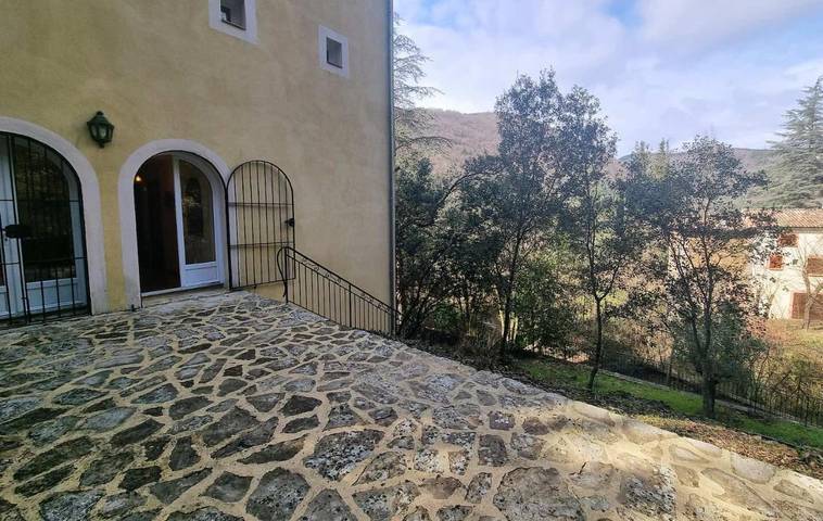 Location de vacances pour 2 personnes, avec Terrasse et Jardin ainsi que Piscine et Vue à Saint-Laurent-le-Minier - 2
