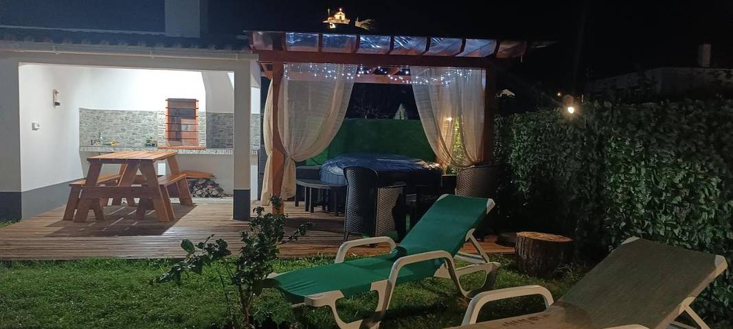 Appartement de vacances pour 4 personnes, avec Jacuzzi et Terrasse ainsi que Jardin et Piscine