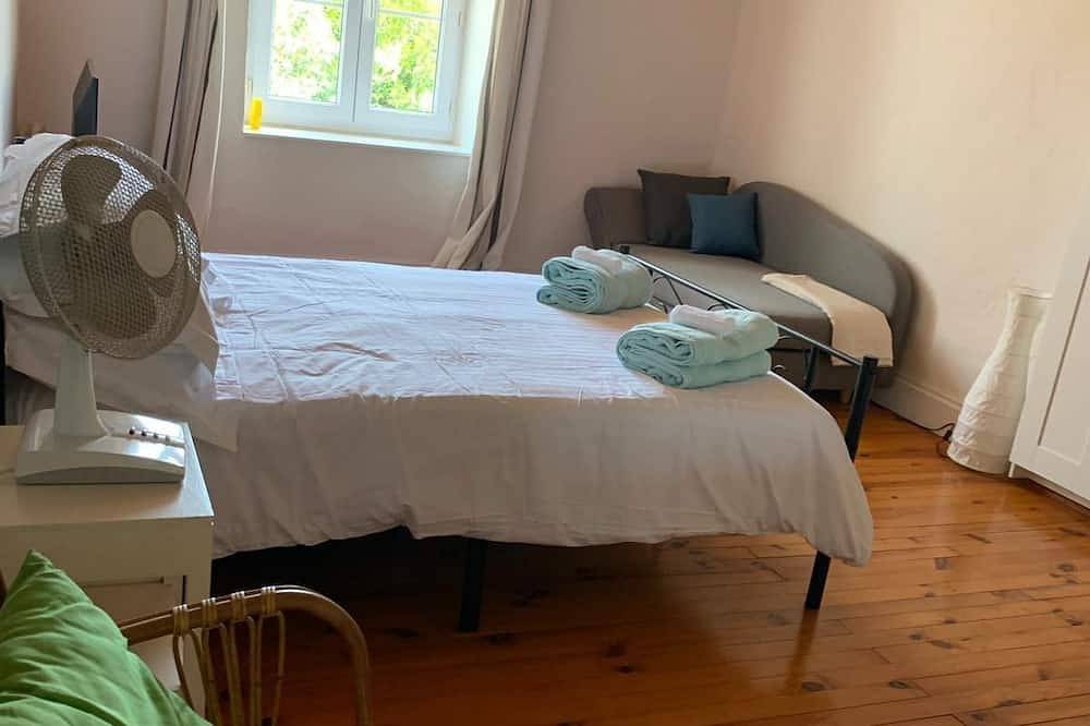 Beautiful country house with private garden and heated swimming pool in Dampierre-sur-Boutonne, Région de Saint-Jean-d'Angély